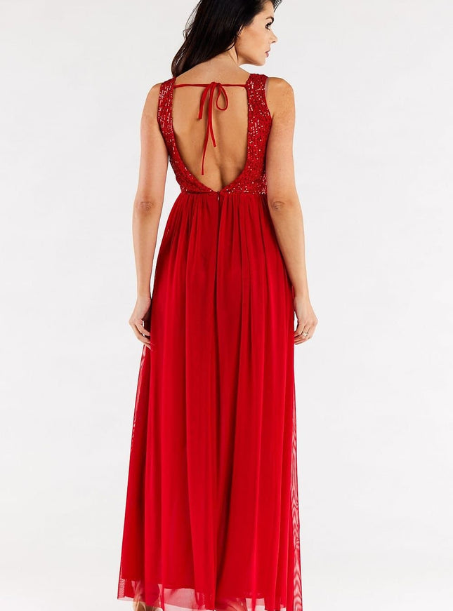 Robe soirée rouge longue à sequins dos nu, idéale pour événements chic et galas, silhouette trapèze, sans manches.