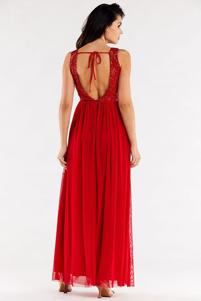 Robe soirée rouge longue à sequins dos nu, idéale pour événements chic et galas, silhouette trapèze, sans manches.