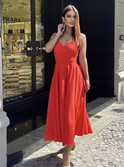 Robe soirée rouge midi élégante pour femme, idéale pour cocktail ou événement chic avec sa longueur tendance et sa couleur vive.