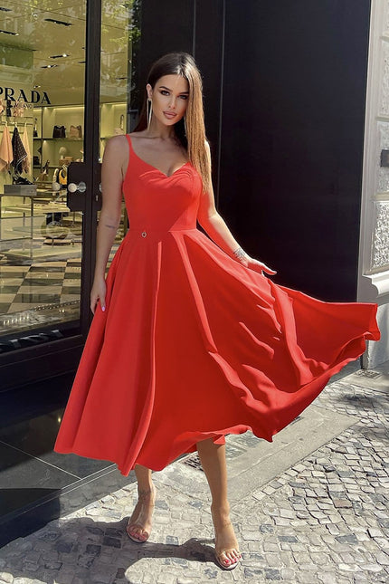 Robe soirée rouge midi élégante, parfaite pour cocktail ou gala, silhouette trapèze, sans manches.