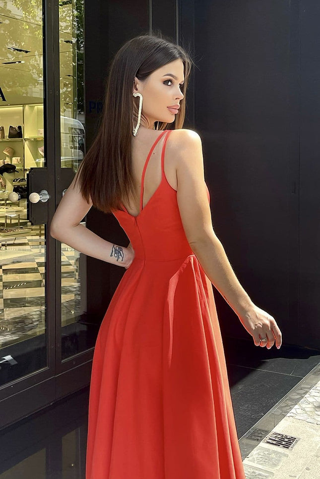 Robe soirée rouge midi élégante sans manches, idéale pour cocktail ou mariage, silhouette trapèze, dos nu.