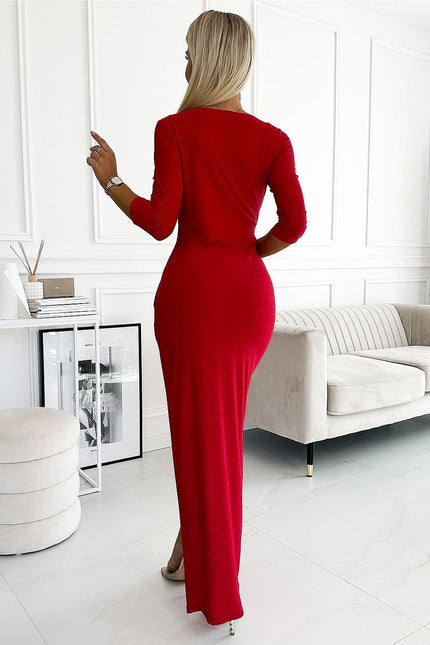 Robe rouge élégante et moulante, longue avec manches longues, idéale pour soirée ou événement cocktail.