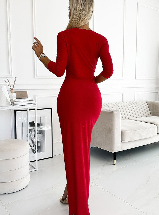 Robe rouge élégante et moulante, longue avec manches longues, idéale pour soirée ou événement cocktail.