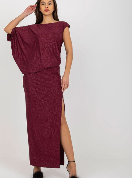 Robe soirée chic bordeaux longue avec fente, manches courtes et tissu pailleté, idéale pour gala ou événement formel.