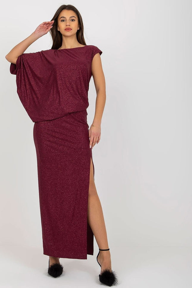 Robe soirée chic bordeaux longue avec fente, manches courtes et tissu pailleté, idéale pour gala ou événement formel.