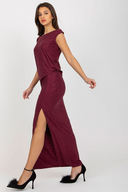 Robe soirée bordeaux longue fendue chic et élégante, sans manches, idéale pour événements tels que galas ou mariages.