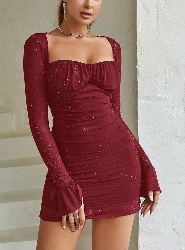 Robe de soirée sexy moulante bordeaux courte manches longues avec détails scintillants.