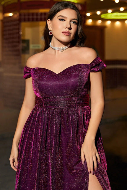 Robe de soirée paillettes grande taille violette avec manches courtes et silhouette princesse, parfaite pour cocktail ou gala.