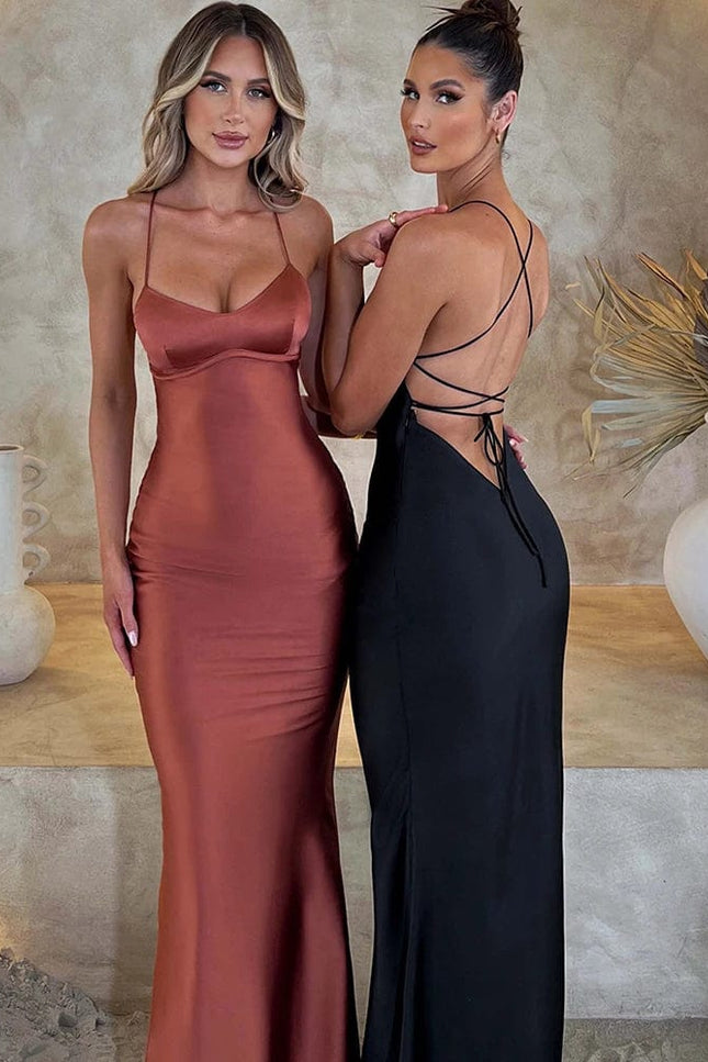 Robe de soirée chic moulante longue sans manches terracotta et noire dos nu élégante et glamour.