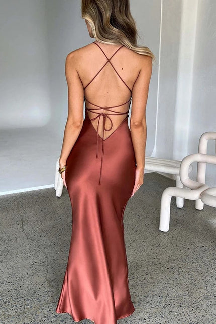 Robe de soirée dos nu moulante en satin terracotta longue, parfaite pour un mariage chic d'été.