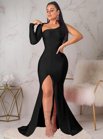 Robe de soirée chic noire longue, moulante et fendue avec manches longues pour soirée élégante.