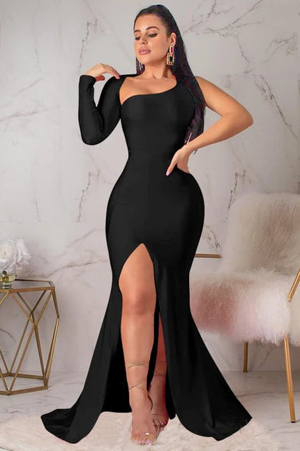 Robe de soirée chic noire longue, moulante et fendue avec manches longues pour soirée élégante.