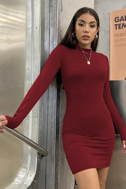 Robe de soirée chic moulante bordeaux courte manches longues pour un style élégant et moderne.