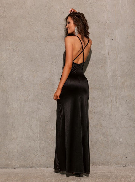 Robe soirée sexy noire longue avec dos nu et fines bretelles, idéale pour événements élégants ou galas.