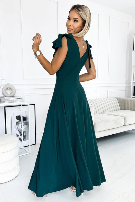 Robe soirée chic verte longue fendue sans manches, silhouette princesse, idéale pour cocktail ou gala.