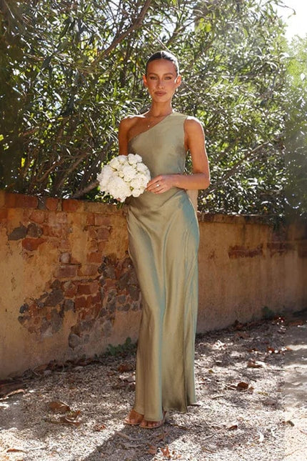 Robe demoiselle d'honneur verte asymétrique en satin, épaule dénudée, longue pour mariage chic.