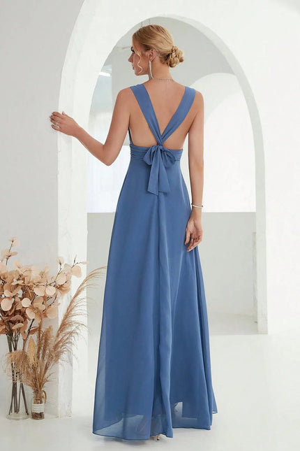 Robe demoiselle d'honneur bleue longue avec noeud au dos et silhouette trapèze pour mariage chic.