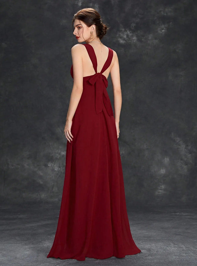 "Robe demoiselle d'honneur rouge bordeaux longue dos nu chic pour mariage, avec silhouette trapèze et sans manches."