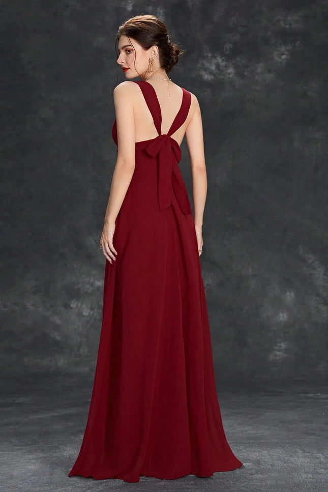 "Robe demoiselle d'honneur rouge bordeaux longue dos nu chic pour mariage, avec silhouette trapèze et sans manches."