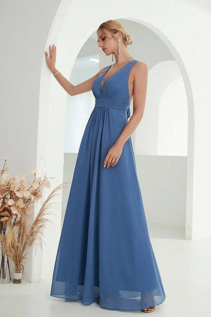 Robe demoiselle d'honneur bleue longue avec silhouette princesse et décolleté, parfaite pour mariage chic et élégant.