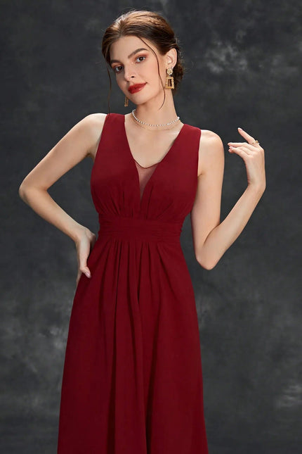 Robe demoiselle d'honneur rouge longue sans manches, style élégant et chic, avec décolleté en V pour mariage.