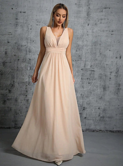 Robe demoiselle d'honneur beige crème longue sans manches style élégant pour mariage, silhouette élégante et fluide.