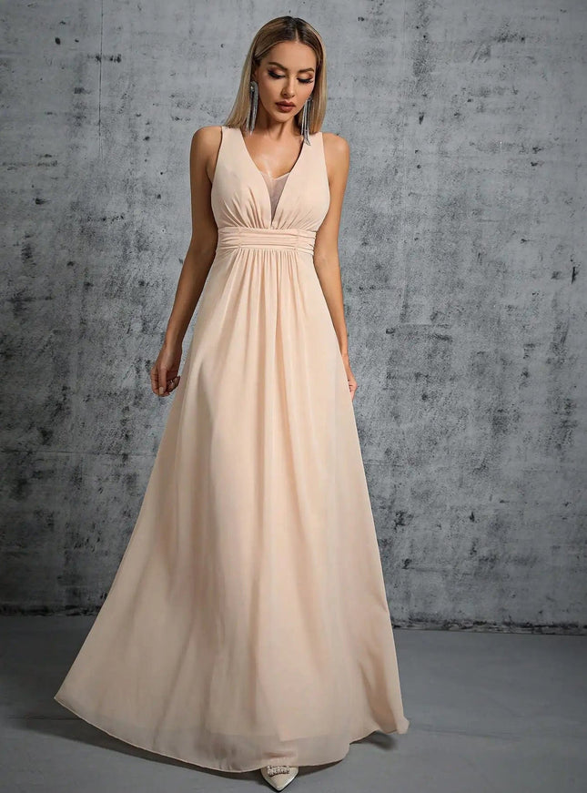 Robe demoiselle d'honneur beige crème longue sans manches style élégant pour mariage, silhouette élégante et fluide.