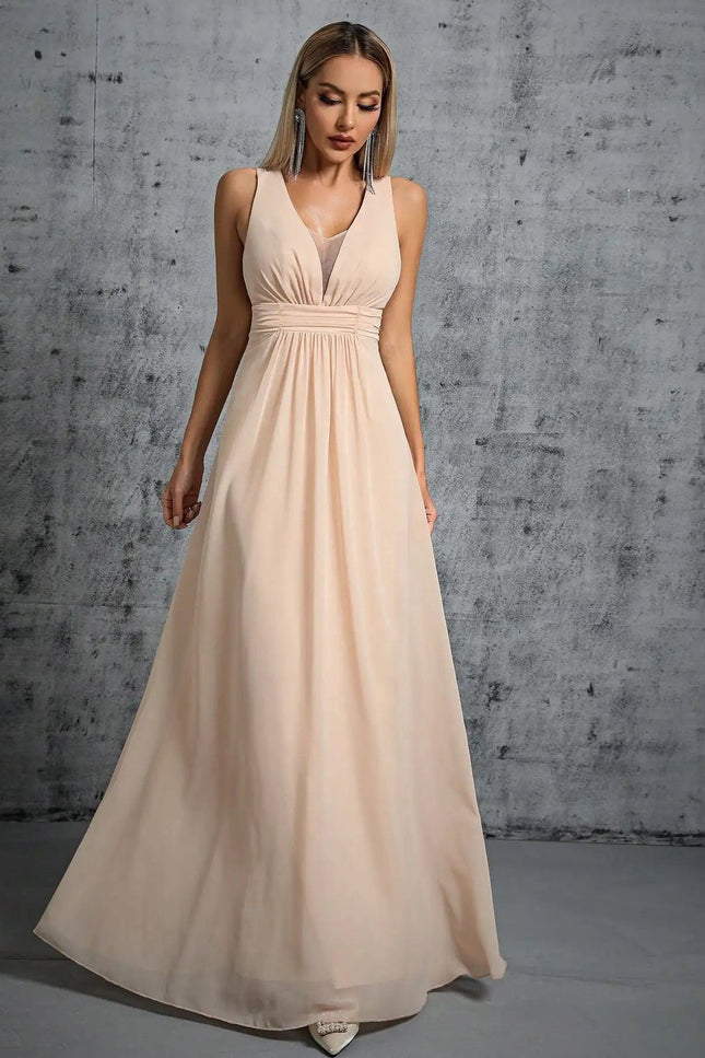 Robe demoiselle d'honneur beige crème longue sans manches style élégant pour mariage, silhouette élégante et fluide.