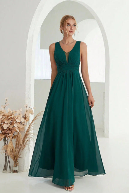 Robe demoiselle d'honneur verte longue trapèze sans manches pour mariage chic et élégante.