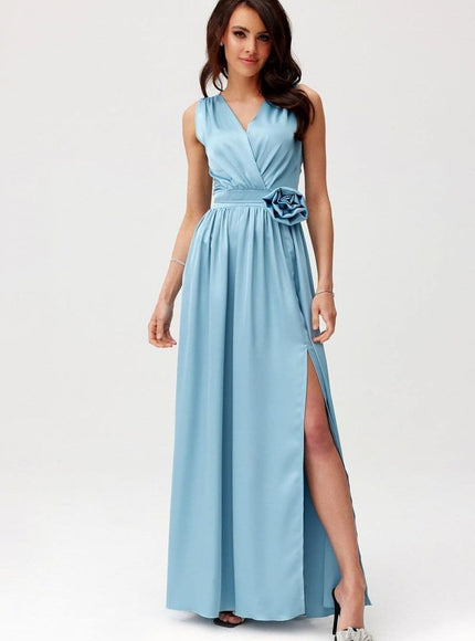 Robe soirée bleue longue fendue avec décolleté en V et ceinturée, idéale pour mariage invité chic ou gala, silhouette élégante.