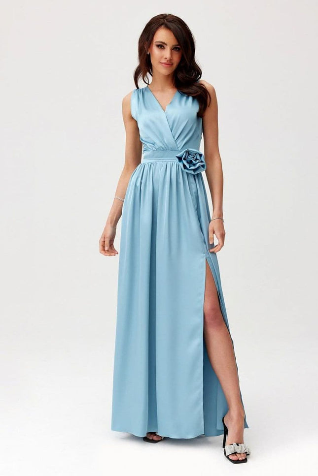 Robe soirée bleue longue fendue avec décolleté en V et ceinturée, idéale pour mariage invité chic ou gala, silhouette élégante.