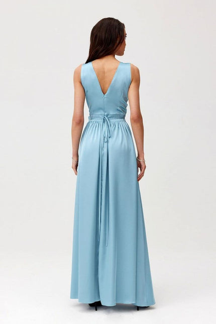 Robe soirée bleu longue fendue élégante pour événements, avec silhouette moulante et sans manches.