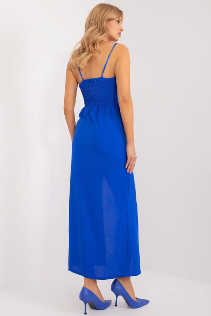 Robe soirée bleue midi fendue sans manches pour cocktail ou événement élégant.