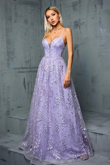 Robe demoiselle d'honneur brodée lilas longue avec dentelle et tulle pour mariage chic et élégante.