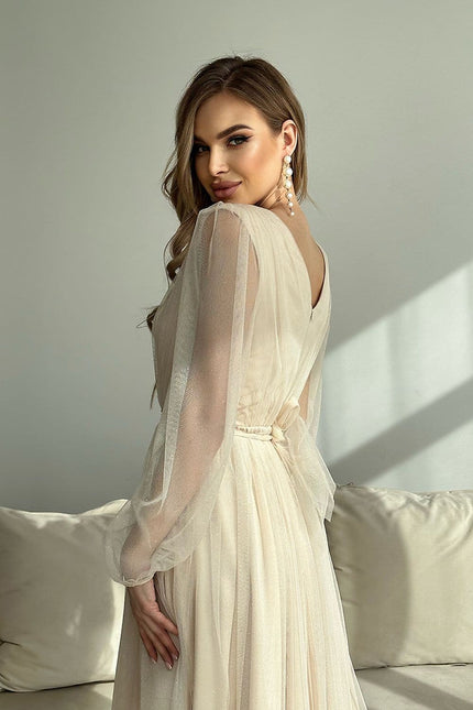 Robe soirée chic beige midi moulante avec manches longues pour un look élégant et raffiné.