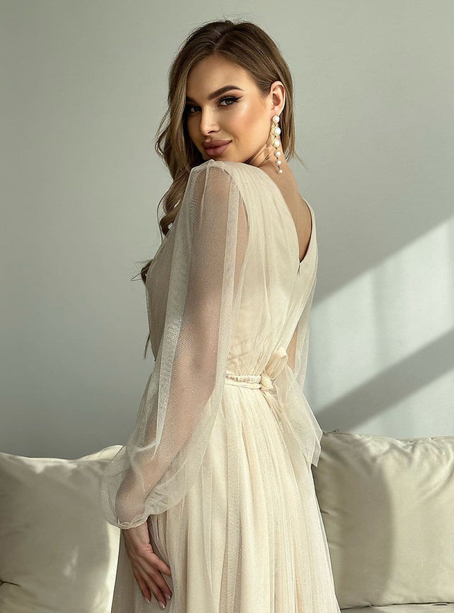 Robe soirée chic beige midi moulante avec manches longues pour un look élégant et raffiné.