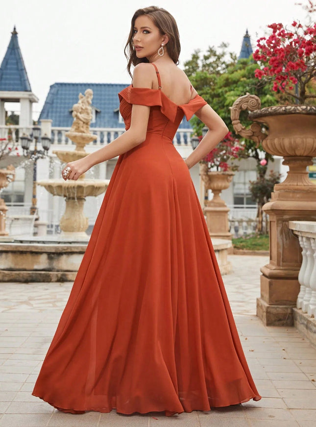 Robe demoiselle d'honneur chic terracotta longue avec épaules dénudées et silhouette princesse pour mariage.