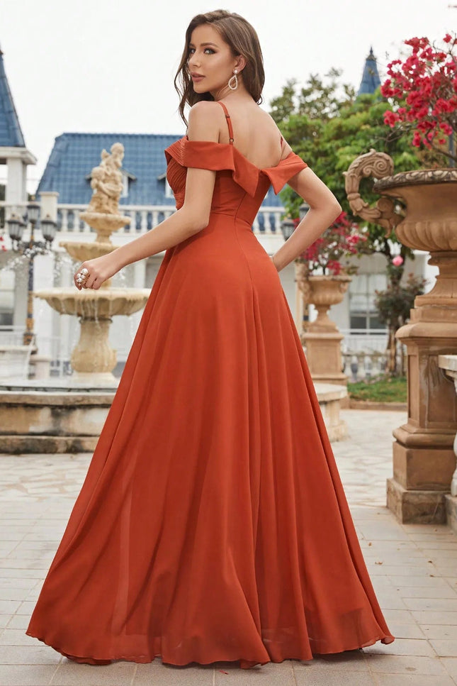 Robe demoiselle d'honneur chic terracotta longue avec épaules dénudées et silhouette princesse pour mariage.