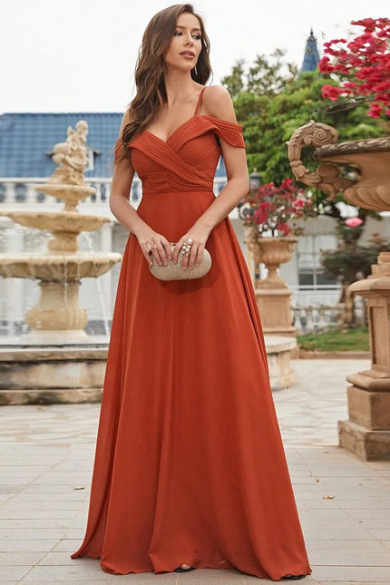 Robe demoiselle d'honneur chic terracotta longue avec épaules dénudées et silhouette trapèze, parfaite pour mariages élégants.