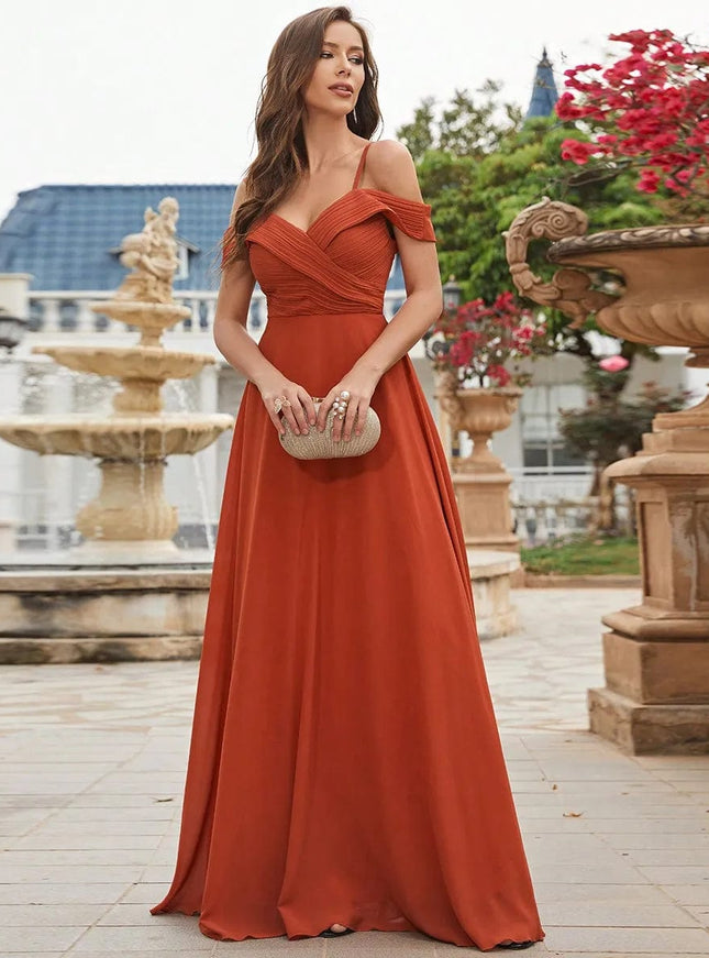 Robe demoiselle d'honneur chic terracotta longue avec épaules dénudées et silhouette trapèze, parfaite pour mariages élégants.