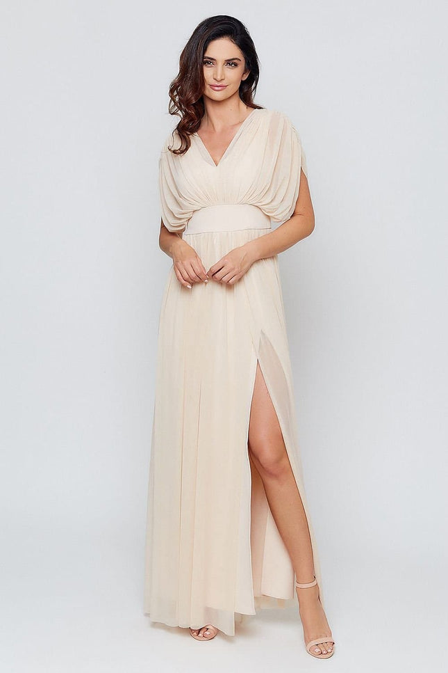 Robe empire beige fluide longue avec fente pour soirée et gala, manches courtes et silhouette élégante.