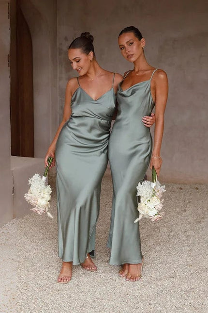 Robe de demoiselle d'honneur en satin vert sauge, style chic et épuré, longueur midi avec fines bretelles pour mariage.