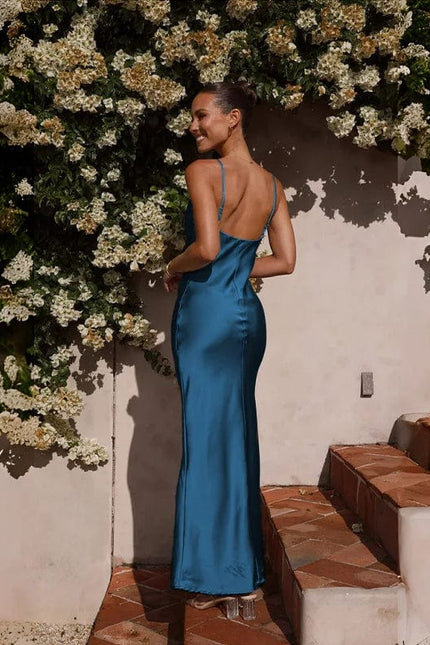 Robe demoiselle d'honneur en satin bleue longue dos nu pour mariage invité chic et élégant.