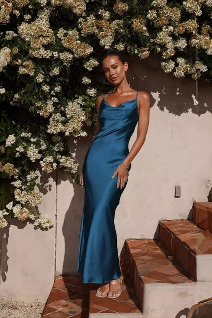 Robe demoiselle d'honneur en satin bleue longue sans manches pour mariage élégant.