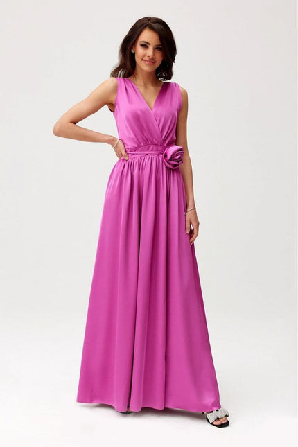 Robe soirée rose longue style princesse sans manches pour gala ou mariage, élégante et raffinée.