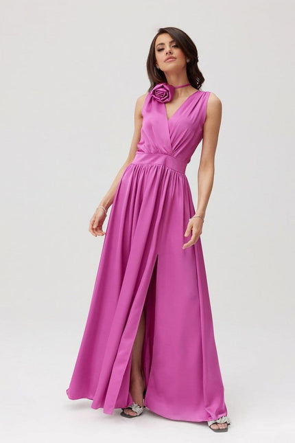 Robe de soirée rose longue silhouette princesse pour mariage avec col en V et sans manches, idéale pour galas ou célébrations élégantes.