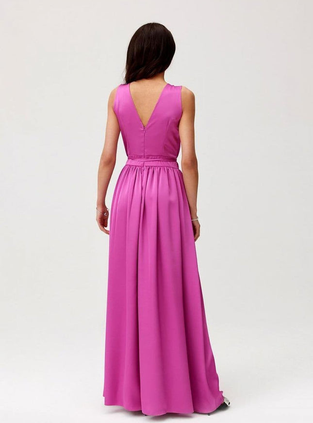 Robe soirée chic rose longue silhouette princesse pour mariage invité ou gala, sans manches.