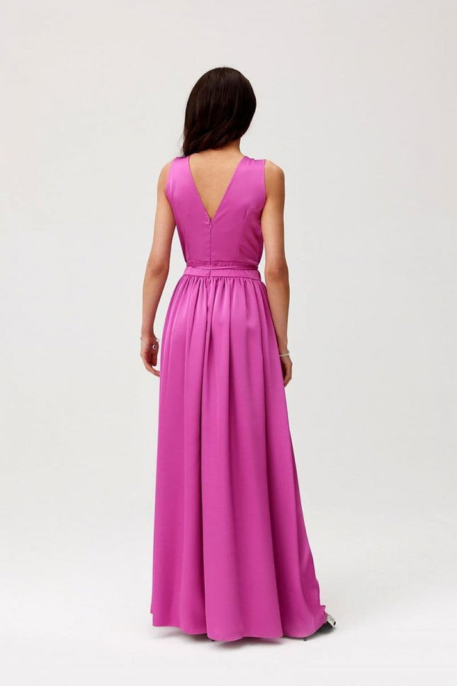 Robe soirée chic rose longue silhouette princesse pour mariage invité ou gala, sans manches.