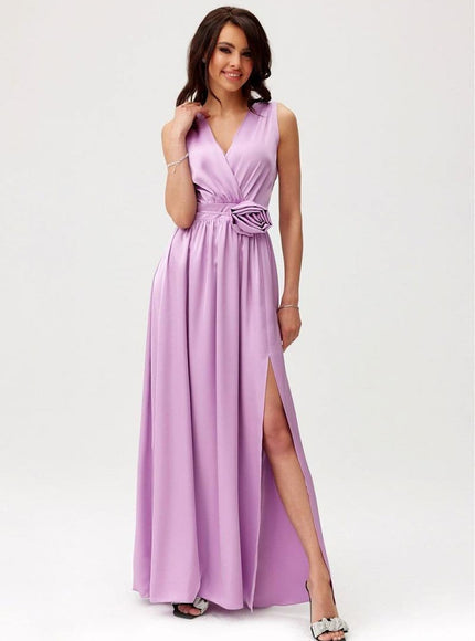 Robe cocktail rose longue fendue chic pour gala, événement, avec décolleté en V et sans manches pour une silhouette élégante.