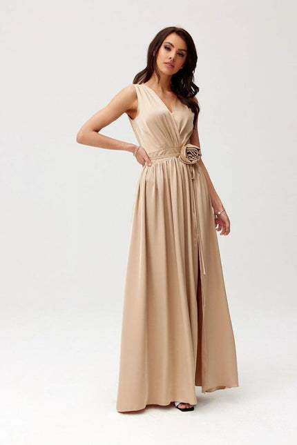 Robe champagne longue sans manches pour soirée élégante, style empire avec détail floral à la taille.